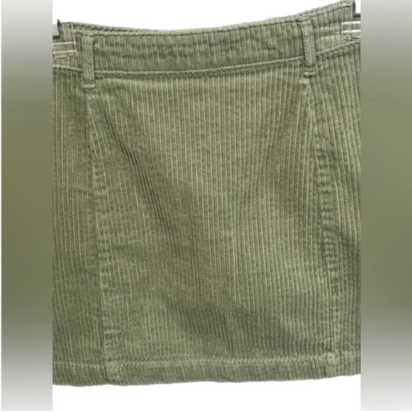 Forever 21 Woman’s 100% Cotton Sage Green Corduroy Mini Skirt w/Buttons-Large - Picture 10 of 11